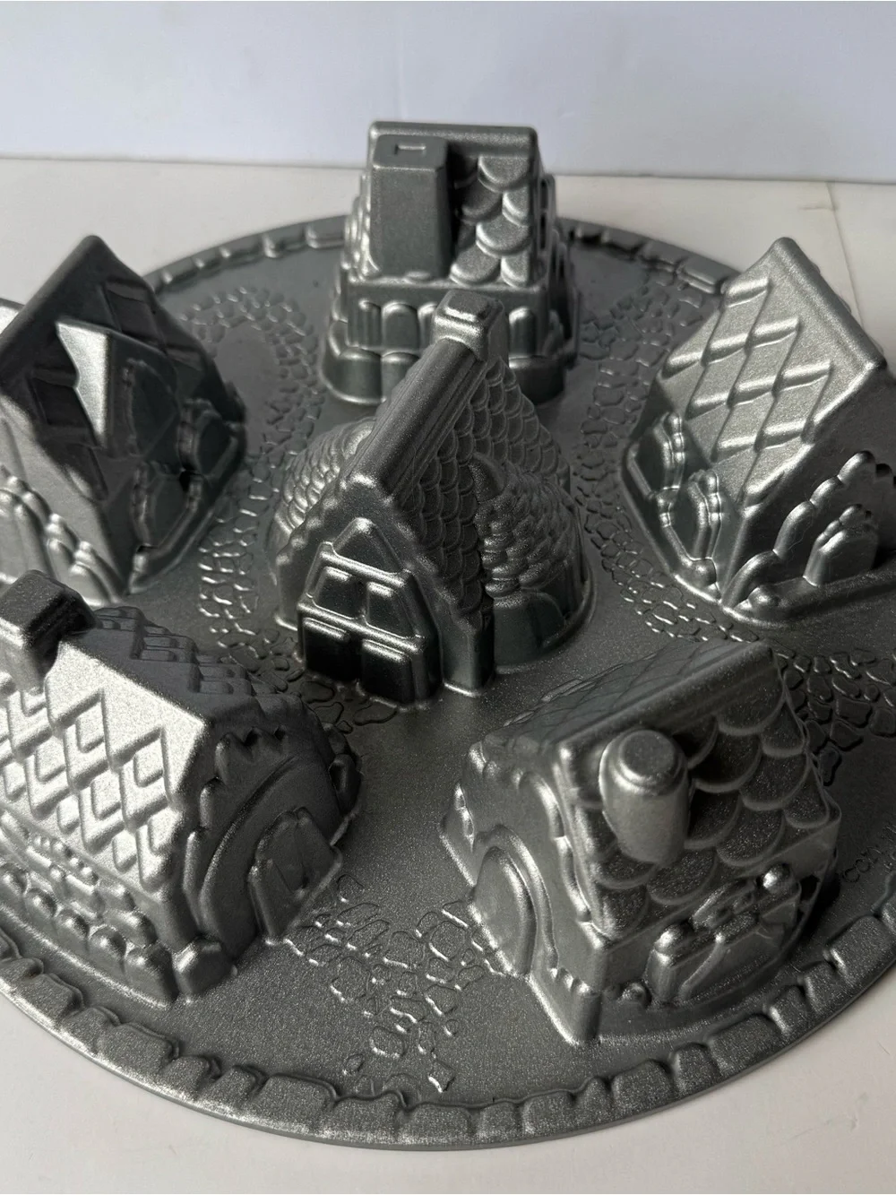 Nordic Ware Cozy Village Christmas Winter Cottages Baking Pan Cast Aluminum